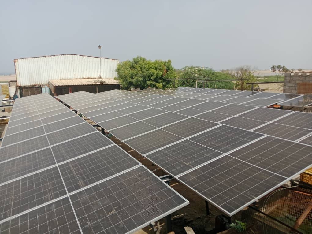 طاقة شمسية تشغل مكيف وثلاجة