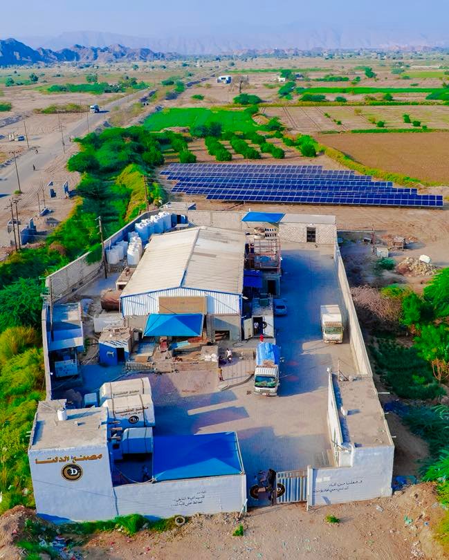 الألواح الشمسية المثبتة على سطح مصنع دلتا ابين للمياه في مدينة جعار بمحافظة أبين، لتوليد الكهرباء النظيفة وتشغيل مضخات المياه وخطوط الإنتاج.