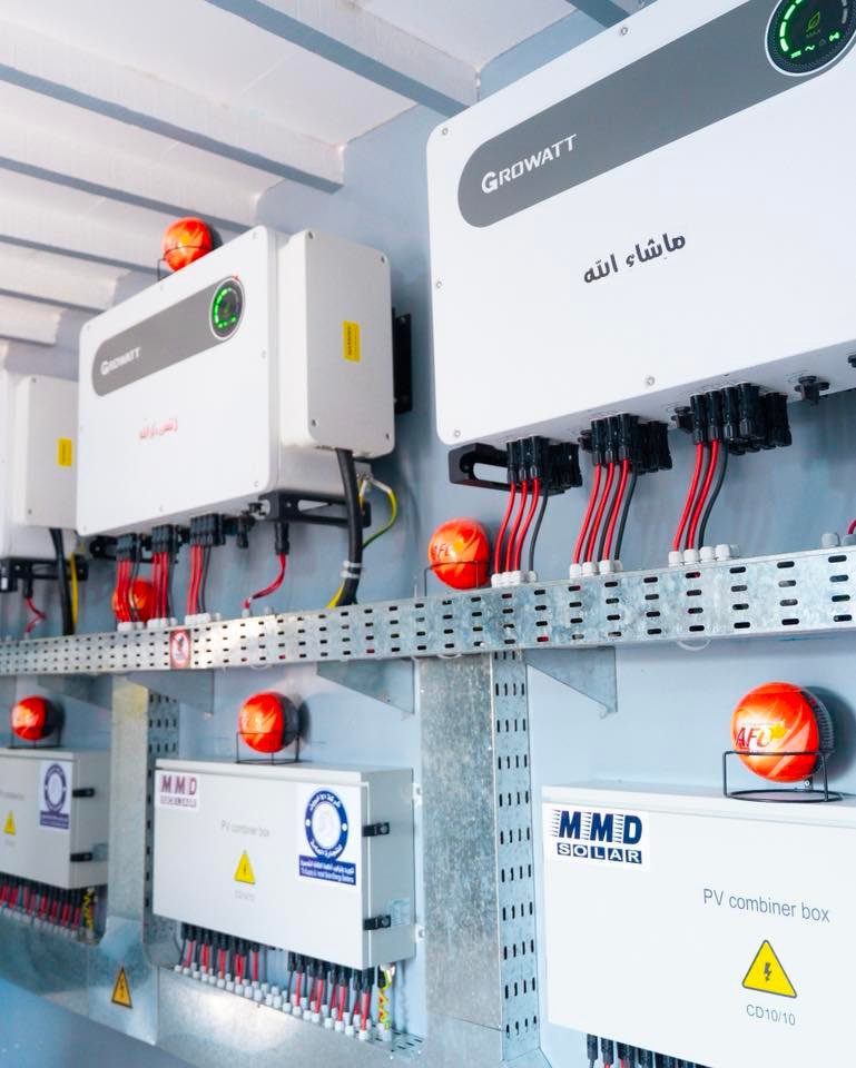 الألواح الشمسية المثبتة على سطح مصنع دلتا ابين للمياه في مدينة جعار بمحافظة أبين، لتوليد الكهرباء النظيفة وتشغيل مضخات المياه وخطوط الإنتاج.