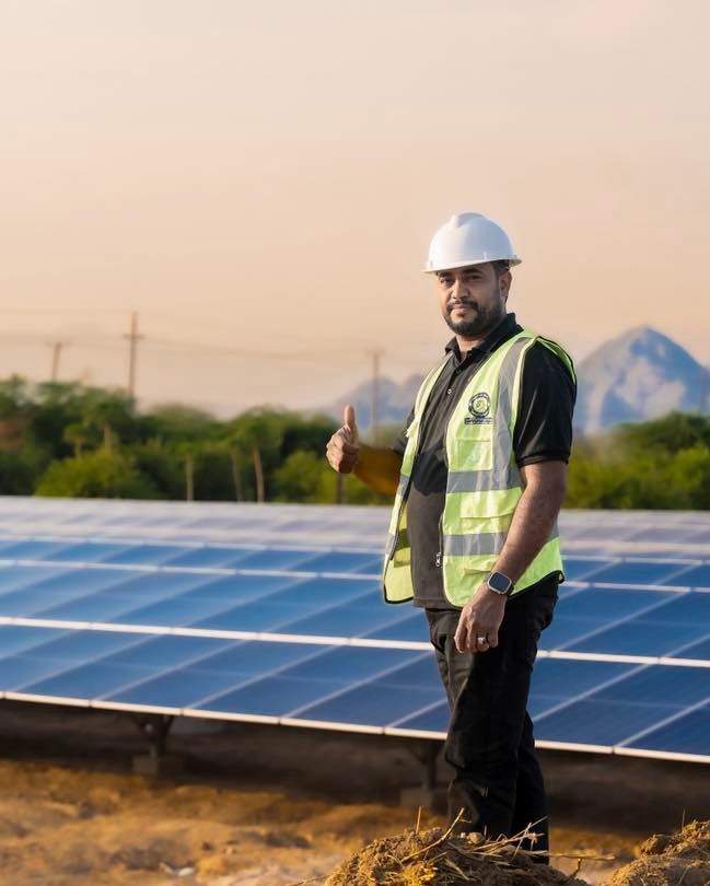 الألواح الشمسية المثبتة على سطح مصنع دلتا ابين للمياه في مدينة جعار بمحافظة أبين، لتوليد الكهرباء النظيفة وتشغيل مضخات المياه وخطوط الإنتاج.