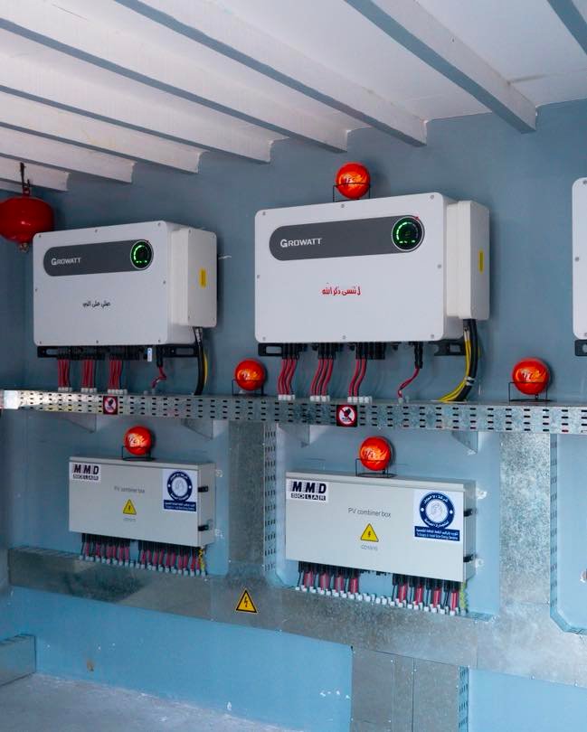 الألواح الشمسية المثبتة على سطح مصنع دلتا ابين للمياه في مدينة جعار بمحافظة أبين، لتوليد الكهرباء النظيفة وتشغيل مضخات المياه وخطوط الإنتاج.