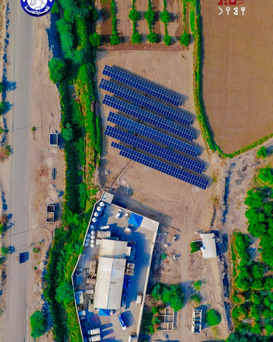 الألواح الشمسية المثبتة على سطح مصنع دلتا ابين للمياه في مدينة جعار بمحافظة أبين، لتوليد الكهرباء النظيفة وتشغيل مضخات المياه وخطوط الإنتاج.