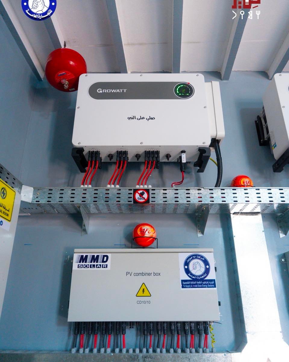 الألواح الشمسية المثبتة على سطح مصنع دلتا ابين للمياه في مدينة جعار بمحافظة أبين، لتوليد الكهرباء النظيفة وتشغيل مضخات المياه وخطوط الإنتاج.