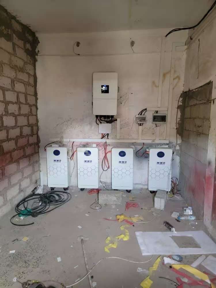 بطاريات تخزين وانفرتر طاقة شمسية تم تركيبها في مخرطة الشامي بمحافظة عمران لضمان استمرارية تشغيل ماكينات الخراطة خلال فتران انقطاع التيار.