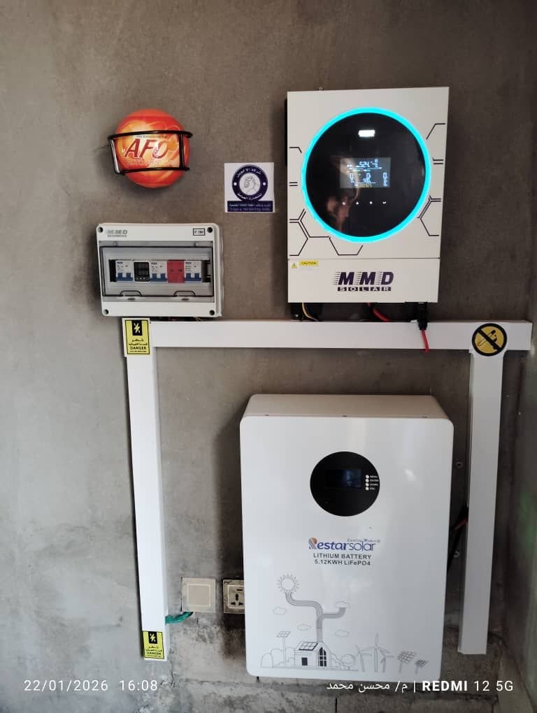 بطاريات تخزين عميقة التفريغ وانفرتر طاقة شمسية تم تركيبها في منزل سكني بمنطقة جردان شبوة بواسطة شركة الاخوين، لضمان استمرارية التيار الكهربائي ليلاً ونهاراً.