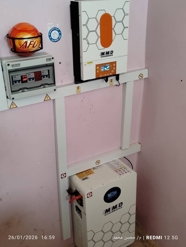 بطاريات تخزين وانفرتر طاقة شمسية تم تركيبها في منزل سكني بمنطقة هداء حبان شبوة بواسطة شركة الاخوين، لضمان استمرارية التيار الكهربائي ليلاً ونهاراً في المنزل.