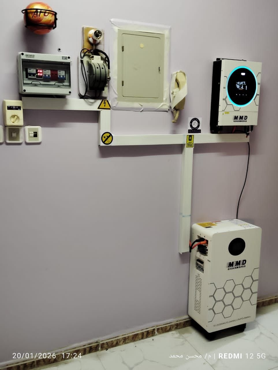 بطاريات تخزين وانفرتر طاقة شمسية تم تركيبها في شقة سكنية بمدينة عتق شبوة بواسطة شركة الاخوين، لضمان استمرارية التيار الكهربائي ليلاً ونهاراً.