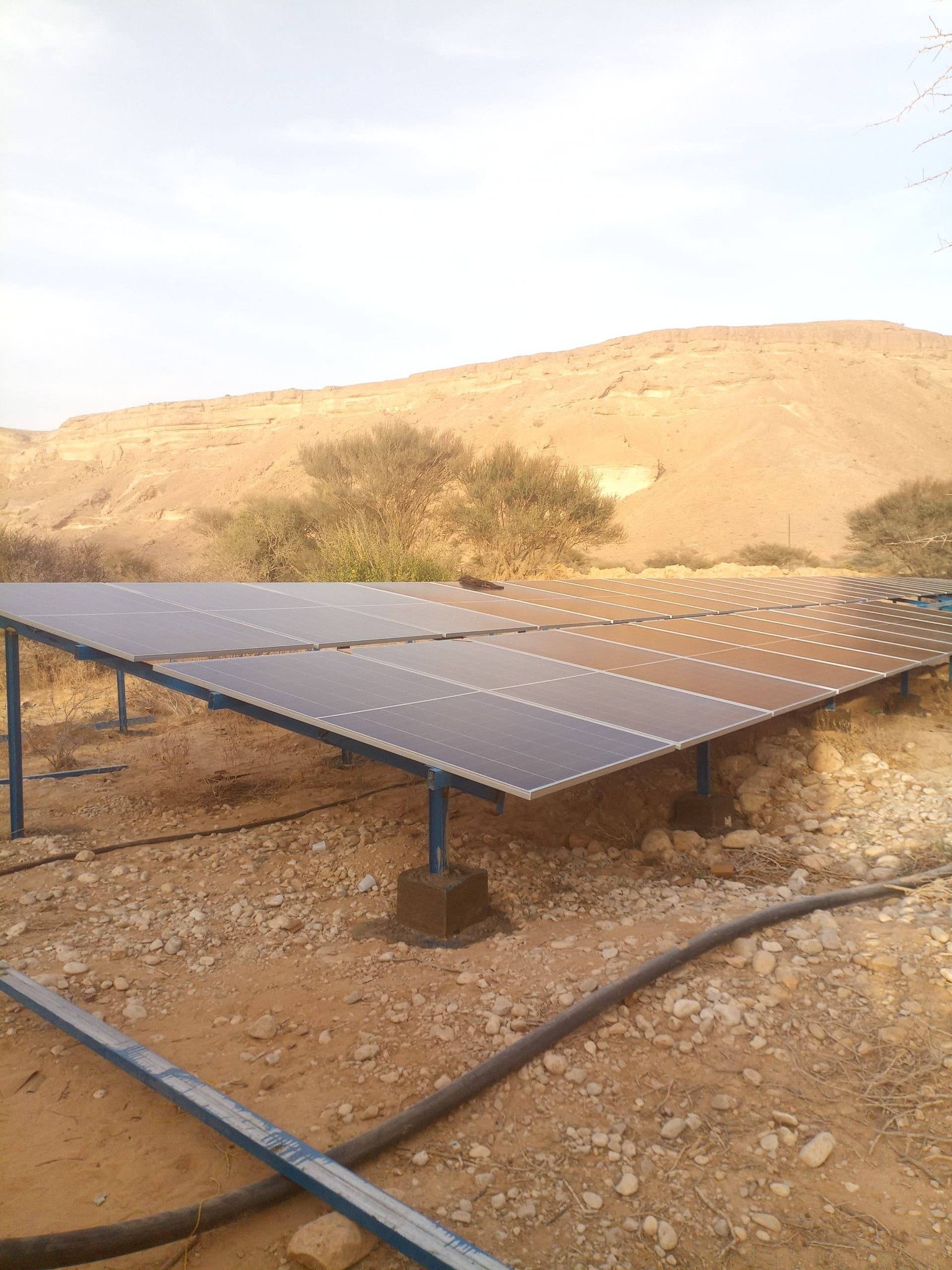 ألواح طاقة شمسية مثبتة لتشغيل مضخة بئر مياه في محافظة أبين، ضمن مشروع تنفذه شركة الاخوين للطاقة الشمسية لدعم القطاع الزراعي والمائي.