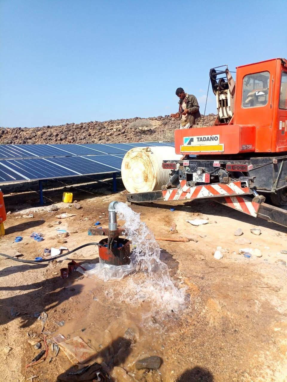 ألواح طاقة شمسية مثبتة لتشغيل مضخة بئر مياه في محافظة أبين، ضمن مشروع تنفذه شركة الاخوين للطاقة الشمسية لدعم القطاع الزراعي والمائي.