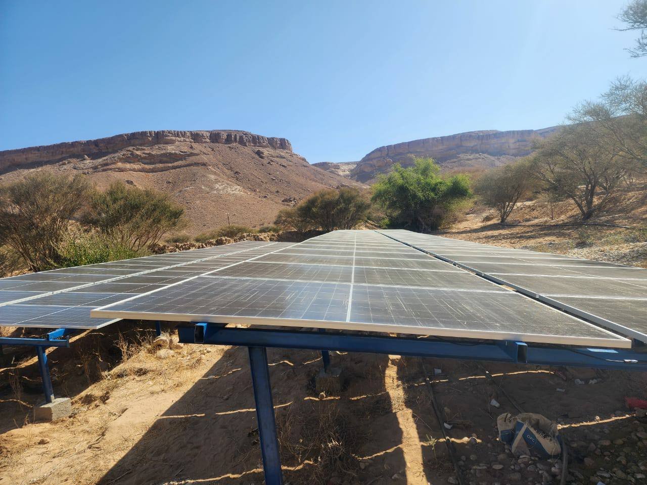 ألواح طاقة شمسية مثبتة لتشغيل مضخة بئر مياه في محافظة أبين، ضمن مشروع تنفذه شركة الاخوين للطاقة الشمسية لدعم القطاع الزراعي والمائي.