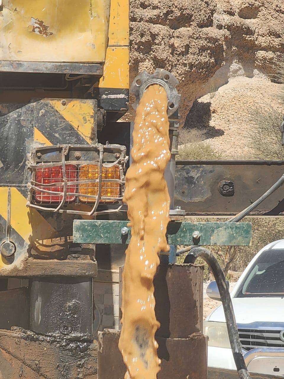 ألواح طاقة شمسية مثبتة لتشغيل مضخة بئر مياه في محافظة أبين، ضمن مشروع تنفذه شركة الاخوين للطاقة الشمسية لدعم القطاع الزراعي والمائي.