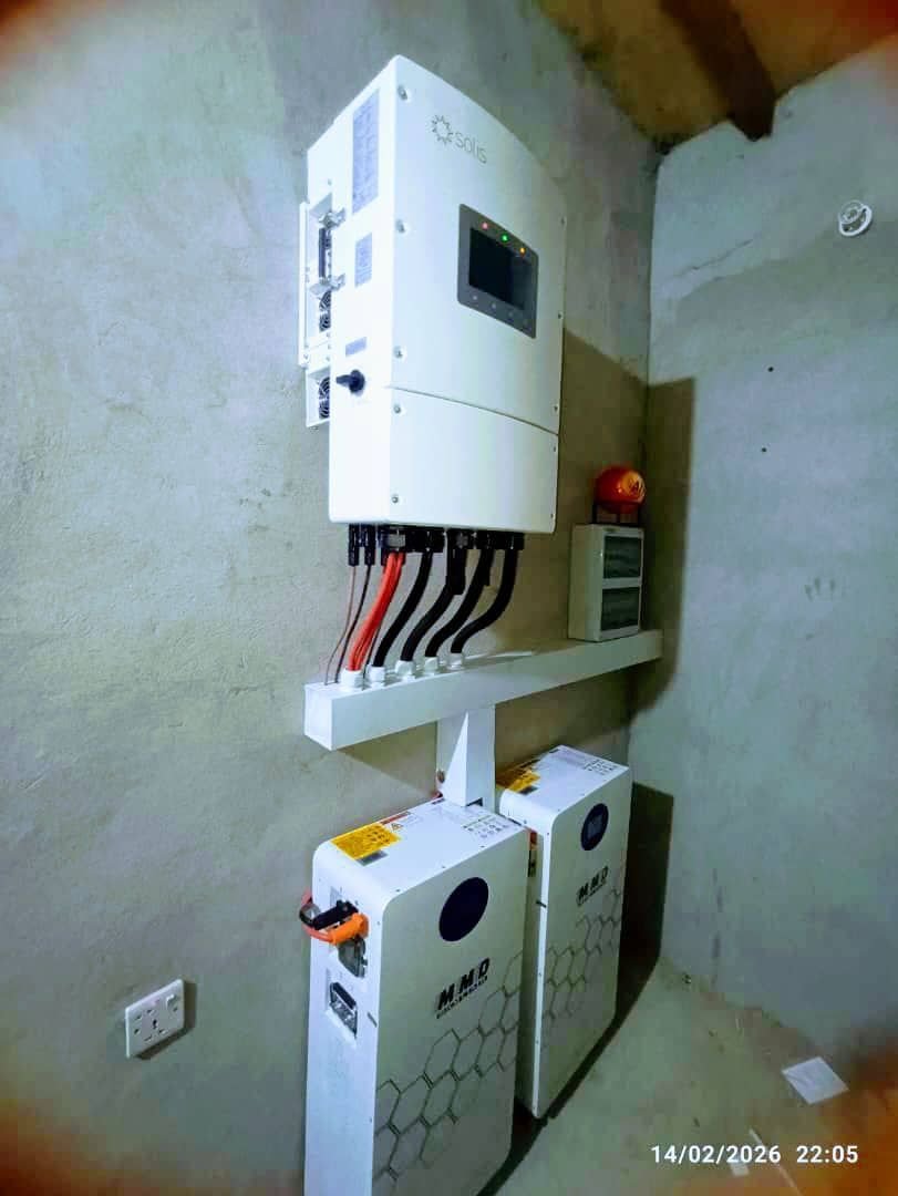 تركيب منظومة طاقة شمسية مع بطاريات ليثيوم لمحطة غاز في الوهط لحج - شركة الأخوين