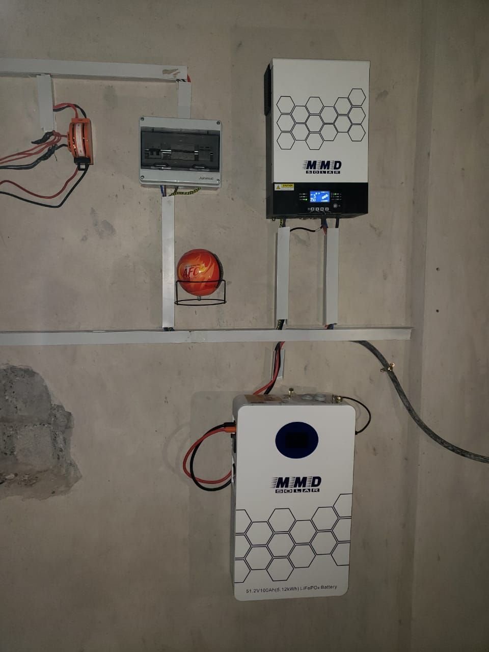 تركيب منظومة طاقة شمسية ببطاريات ليثيوم MMD Solar لعمارة تجارية في ذهبان صنعاء - شركة الأخوين