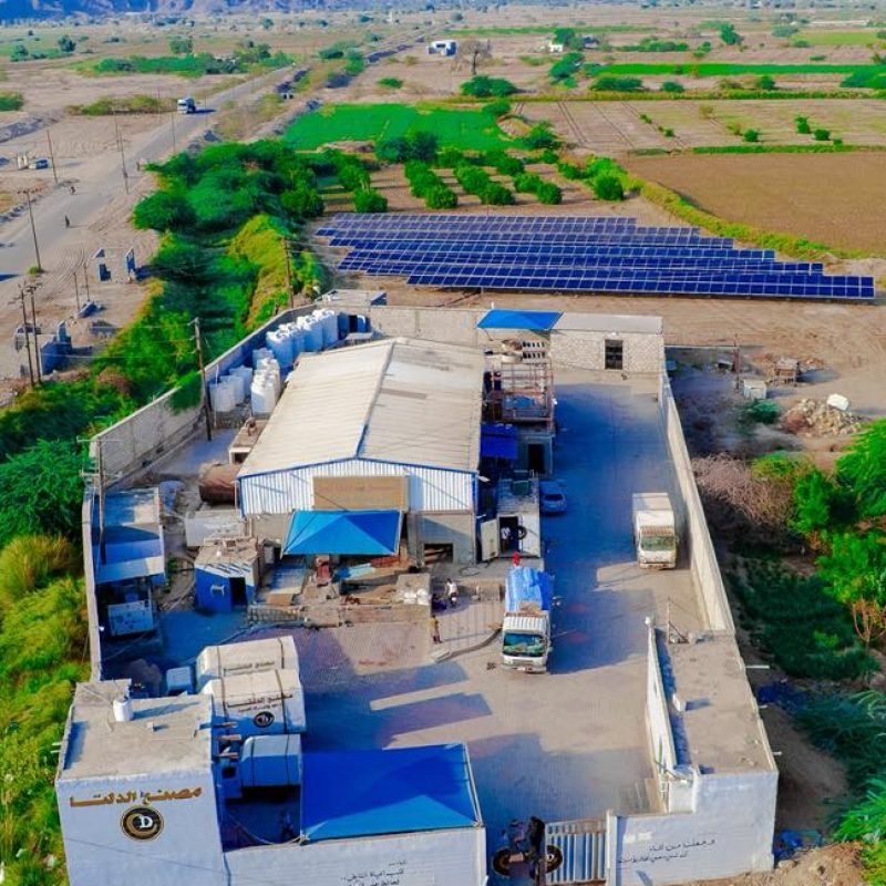 الألواح الشمسية المثبتة على سطح مصنع دلتا ابين للمياه في مدينة جعار بمحافظة أبين، لتوليد الكهرباء النظيفة وتشغيل مضخات المياه وخطوط الإنتاج.