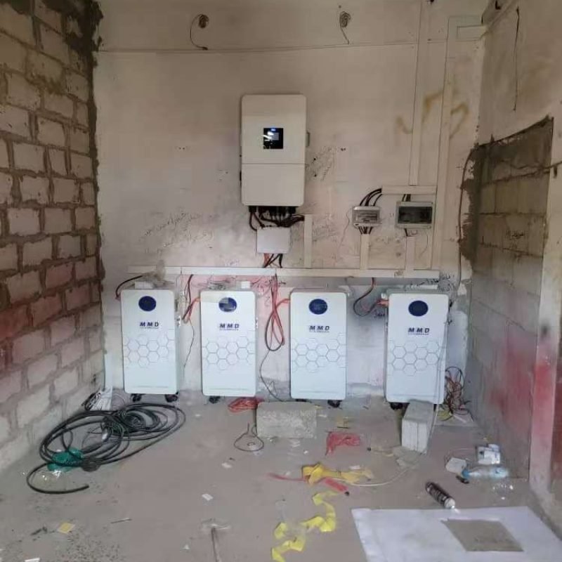 بطاريات تخزين وانفرتر طاقة شمسية تم تركيبها في مخرطة الشامي بمحافظة عمران لضمان استمرارية تشغيل ماكينات الخراطة خلال فتران انقطاع التيار.