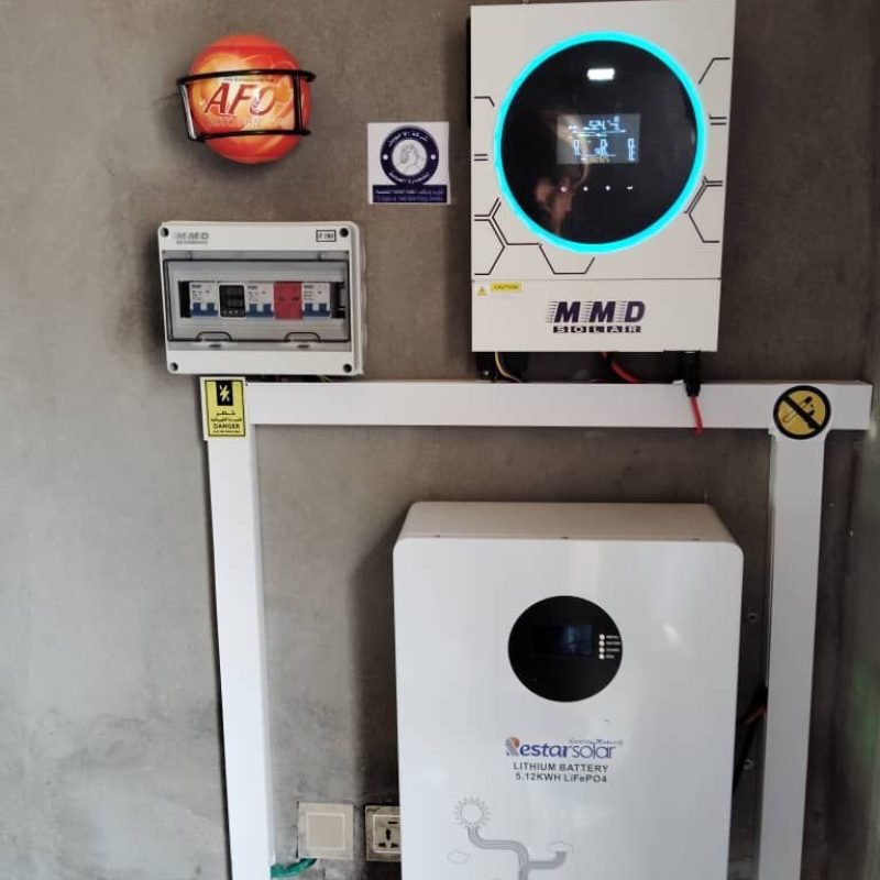 بطاريات تخزين عميقة التفريغ وانفرتر طاقة شمسية تم تركيبها في منزل سكني بمنطقة جردان شبوة بواسطة شركة الاخوين، لضمان استمرارية التيار الكهربائي ليلاً ونهاراً.