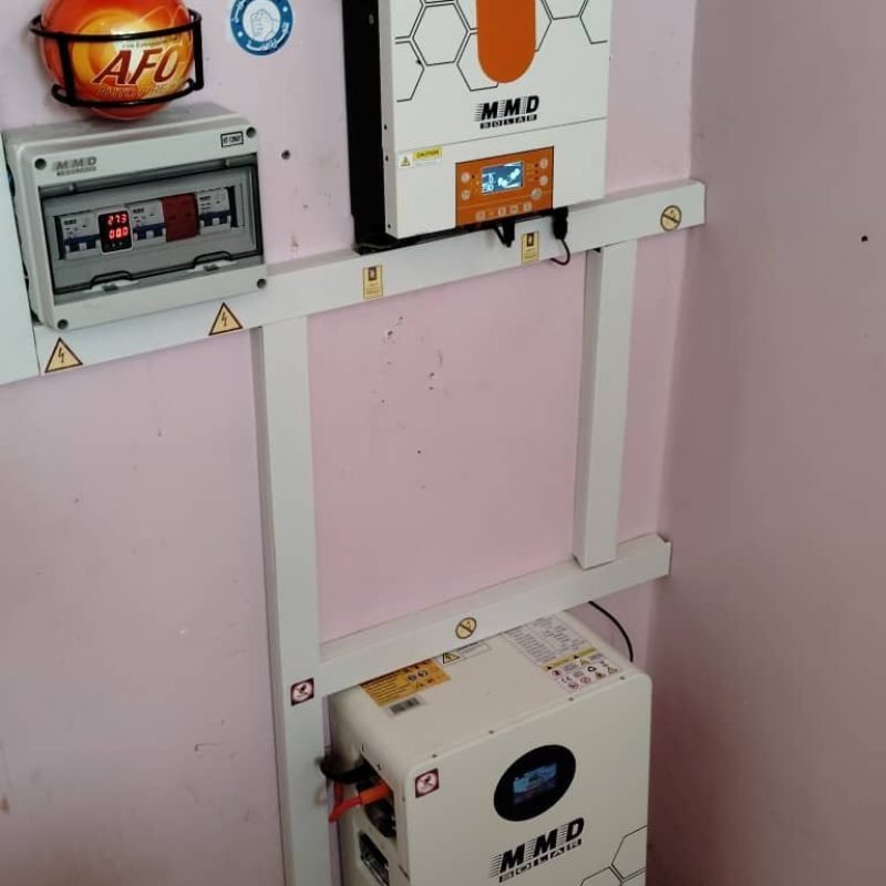 بطاريات تخزين وانفرتر طاقة شمسية تم تركيبها في منزل سكني بمنطقة هداء حبان شبوة بواسطة شركة الاخوين، لضمان استمرارية التيار الكهربائي ليلاً ونهاراً في المنزل.