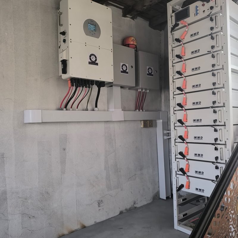 منظومة بطاريات شمسية جديدة تم تركيبها في ورشة الحوباني للحديد بمحافظة عمران، لتوفير طاقة احتياطية تدوم لساعات طويلة وانقطاع التيار.