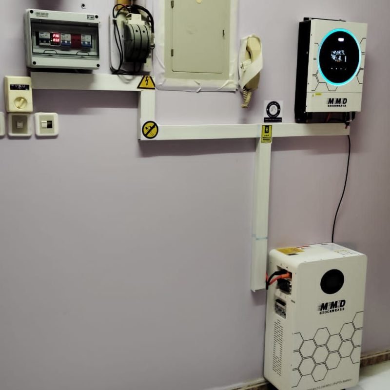 بطاريات تخزين وانفرتر طاقة شمسية تم تركيبها في شقة سكنية بمدينة عتق شبوة بواسطة شركة الاخوين، لضمان استمرارية التيار الكهربائي ليلاً ونهاراً.