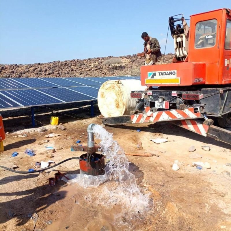 ألواح طاقة شمسية مثبتة لتشغيل مضخة بئر مياه في محافظة أبين، ضمن مشروع تنفذه شركة الاخوين للطاقة الشمسية لدعم القطاع الزراعي والمائي.